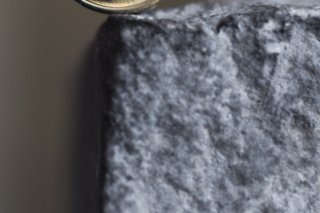 Le relèvement des taux opéré depuis juillet 2022 conduit à tarir les flux de crédit aux entreprises et aux ménages. (KEYSTONE/Martin Ruetschi)